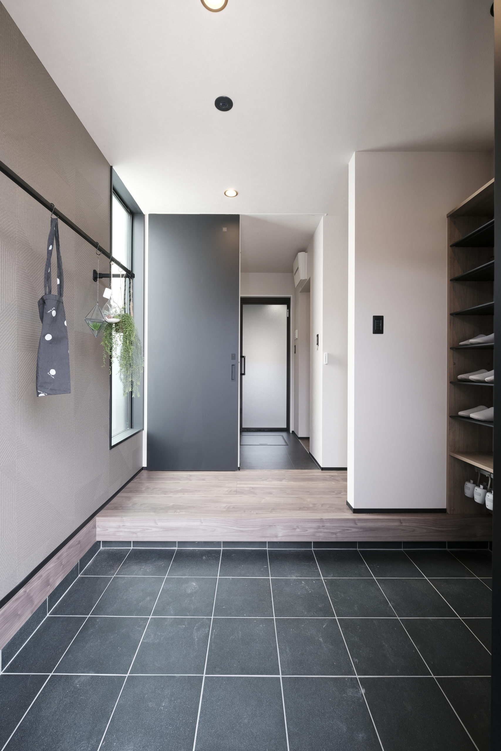 洗練されたグレーモダンスタイル。ゆとりのあるデザインが目を惹く。