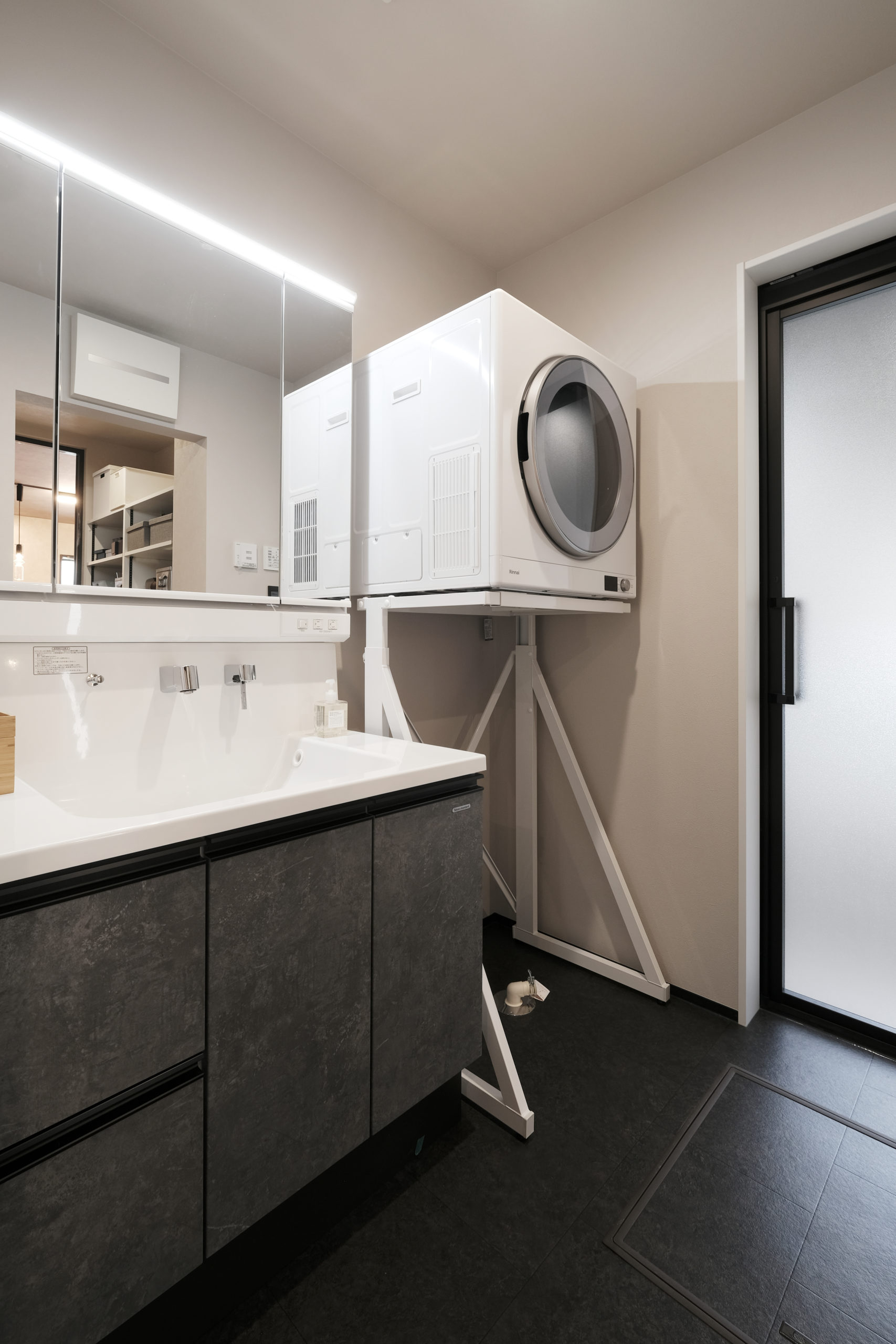 洗練されたグレーモダンスタイル。ゆとりのあるデザインが目を惹く。