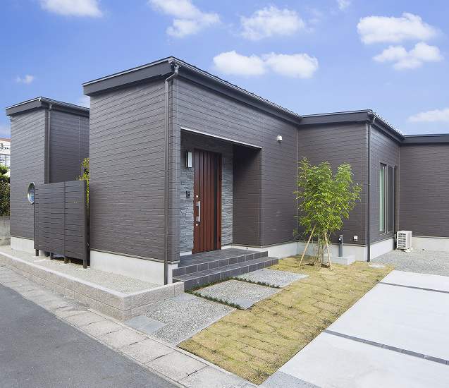 四季折々の彩りが楽しめる、中庭を囲む和モダンのおうち。