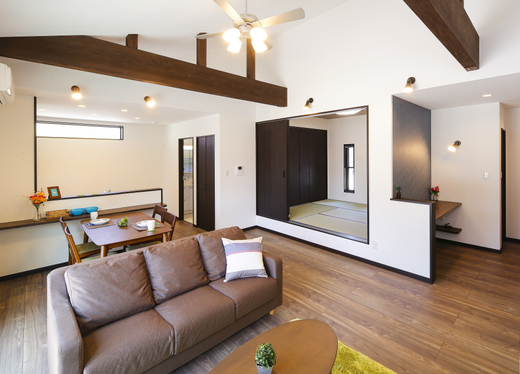 広がりを感じる空間でのびのび過ごせるおうち。