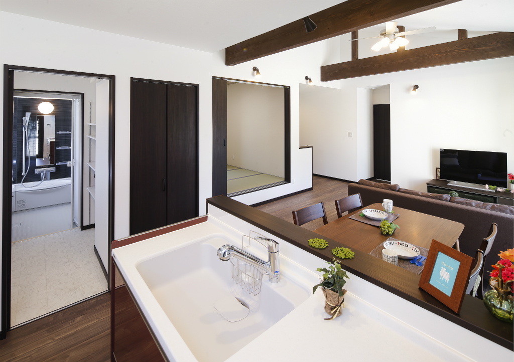 広がりを感じる空間でのびのび過ごせるおうち。