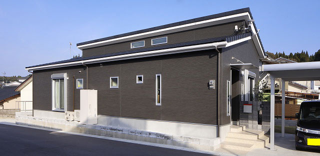 やさしい光が包む、大きなリビングのあるおうち。