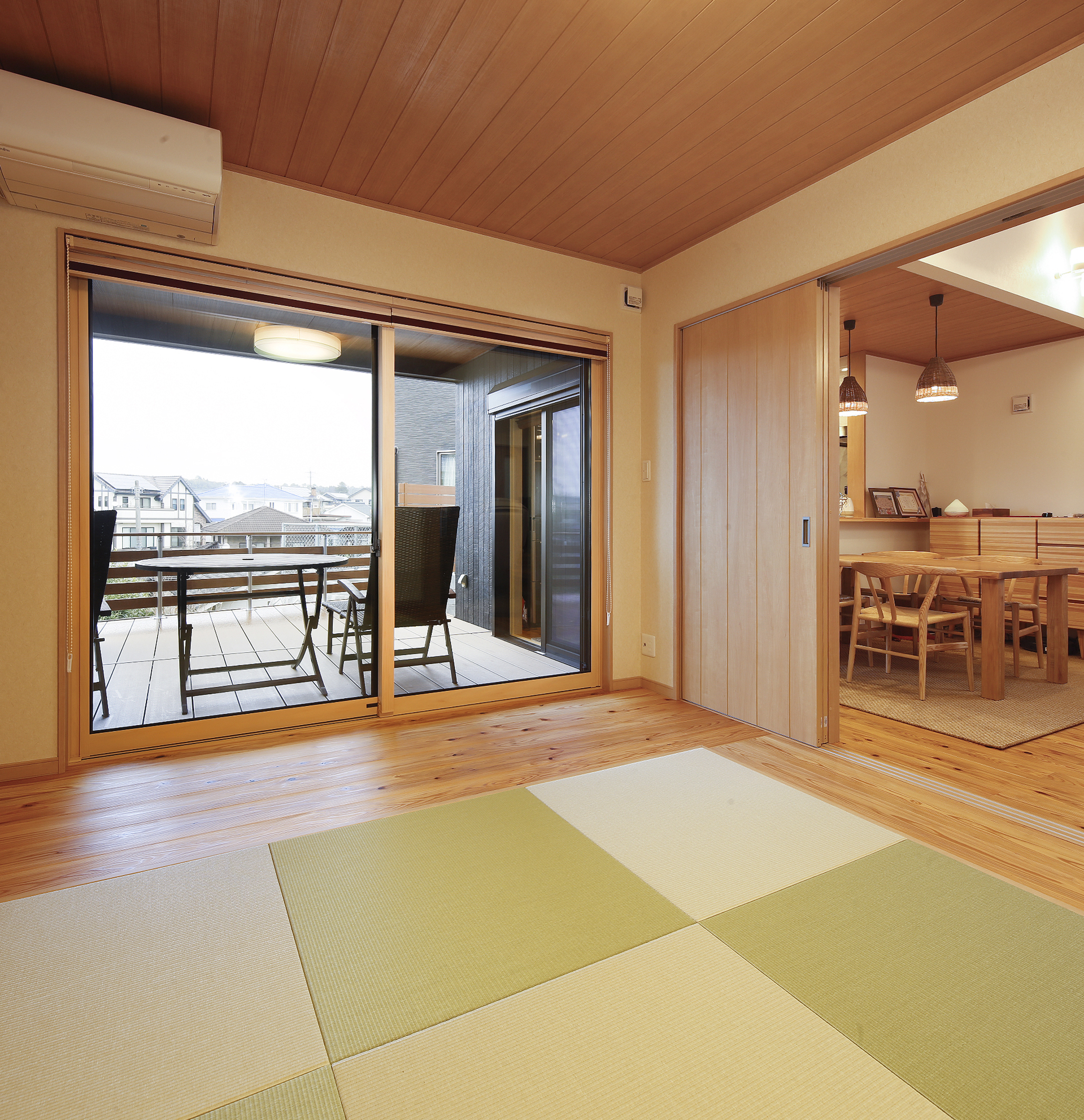 のんびりと過ごす広々デッキのあるおうち。