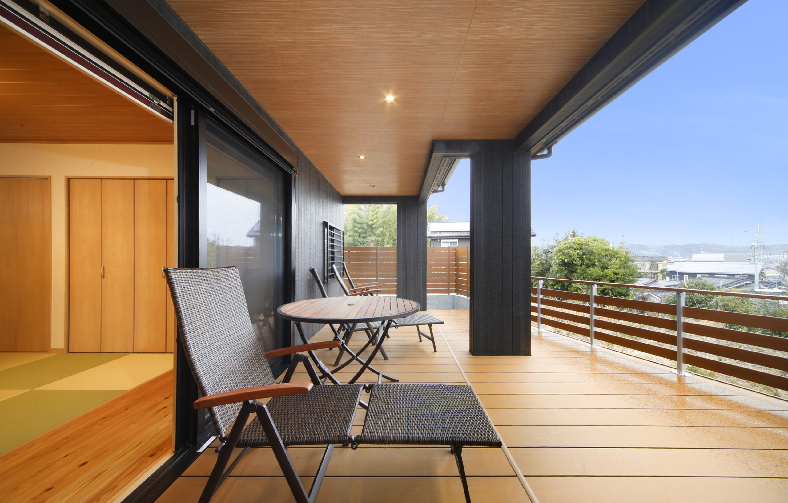 のんびりと過ごす広々デッキのあるおうち。