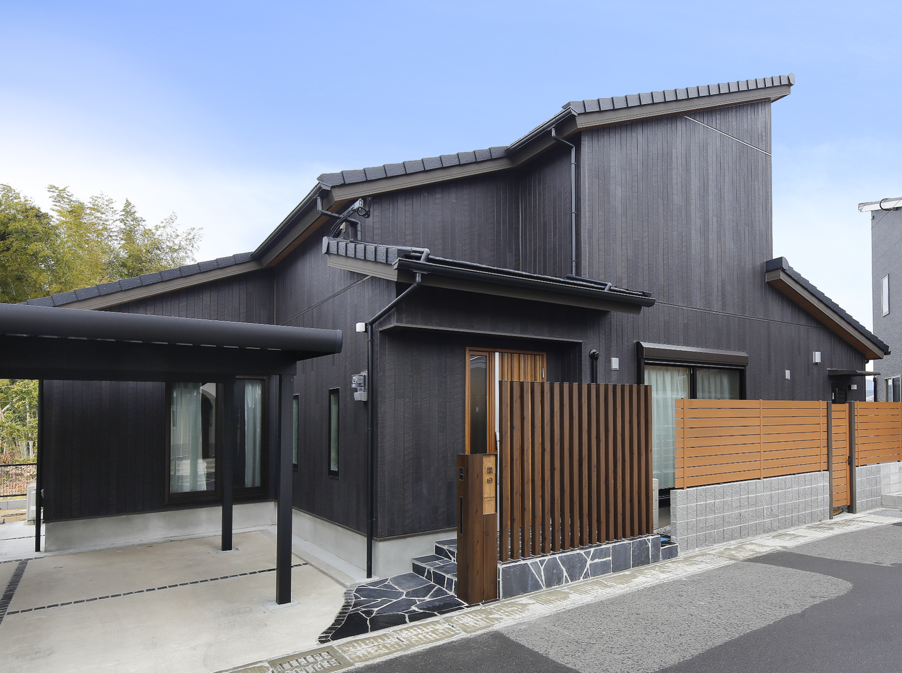 のんびりと過ごす広々デッキのあるおうち。