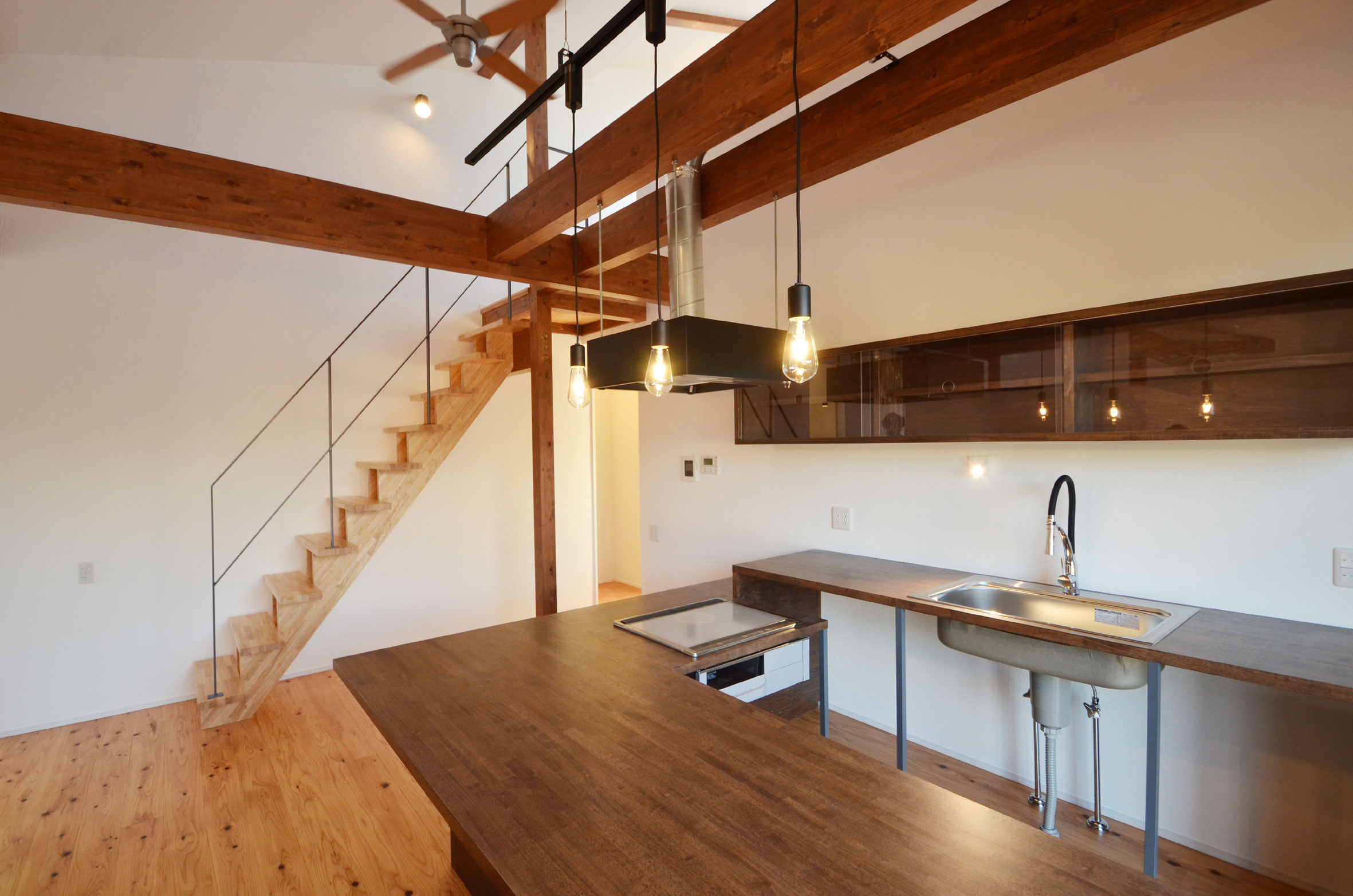 ひとつの箱の中のような一体型の家