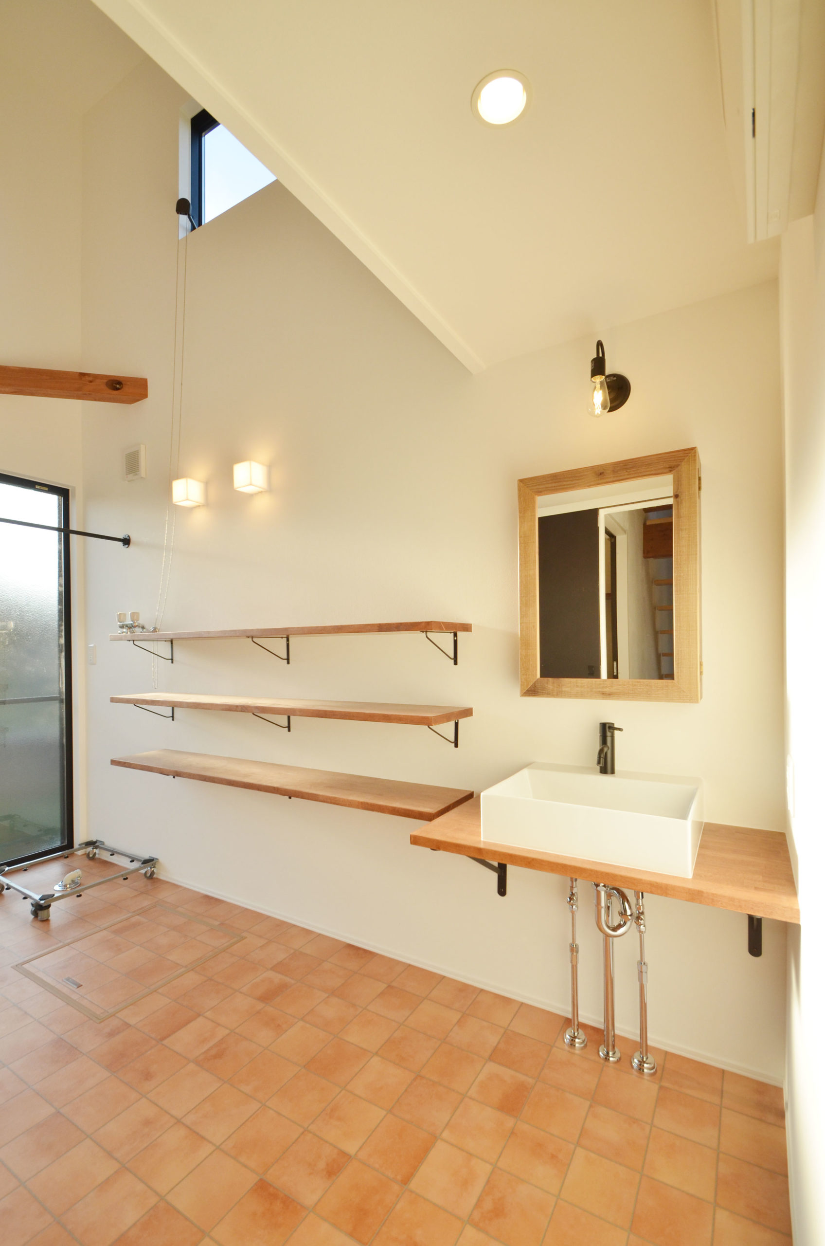 ひとつの箱の中のような一体型の家