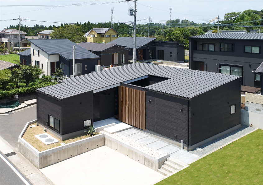 正方形の中庭で、暮らしに彩りを。