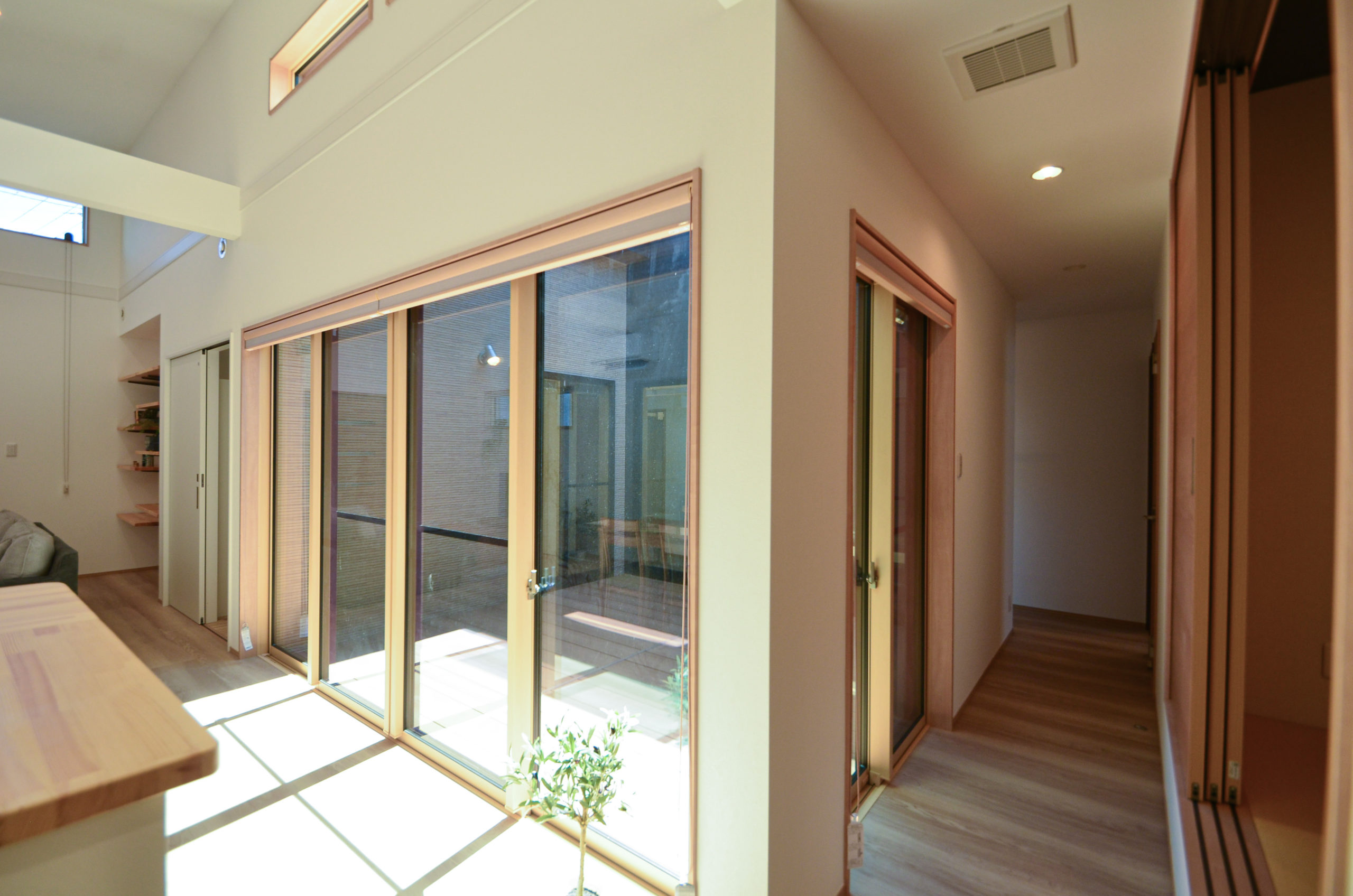 空間と家族を優しく繋ぐ中庭のある平屋の暮らし