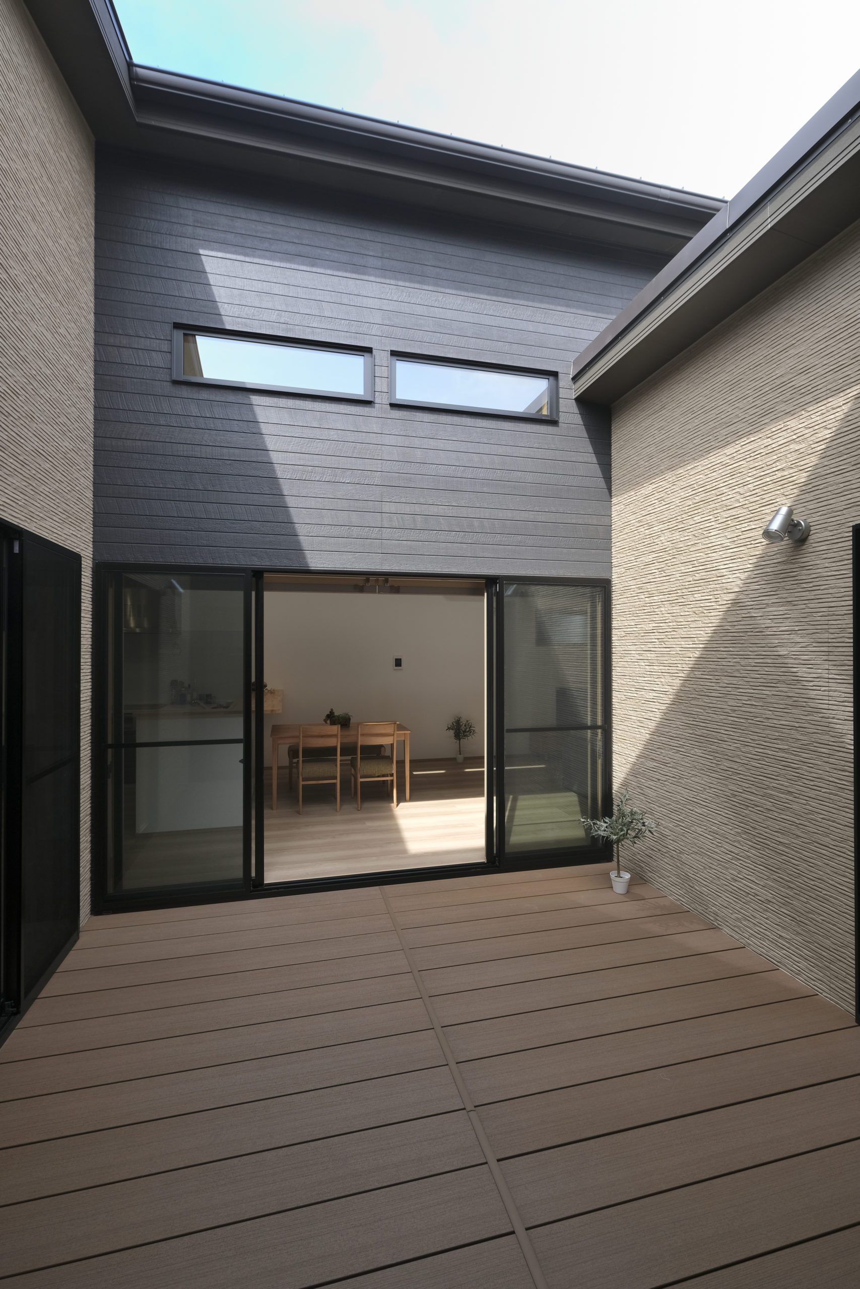 空間と家族を優しく繋ぐ中庭のある平屋の暮らし