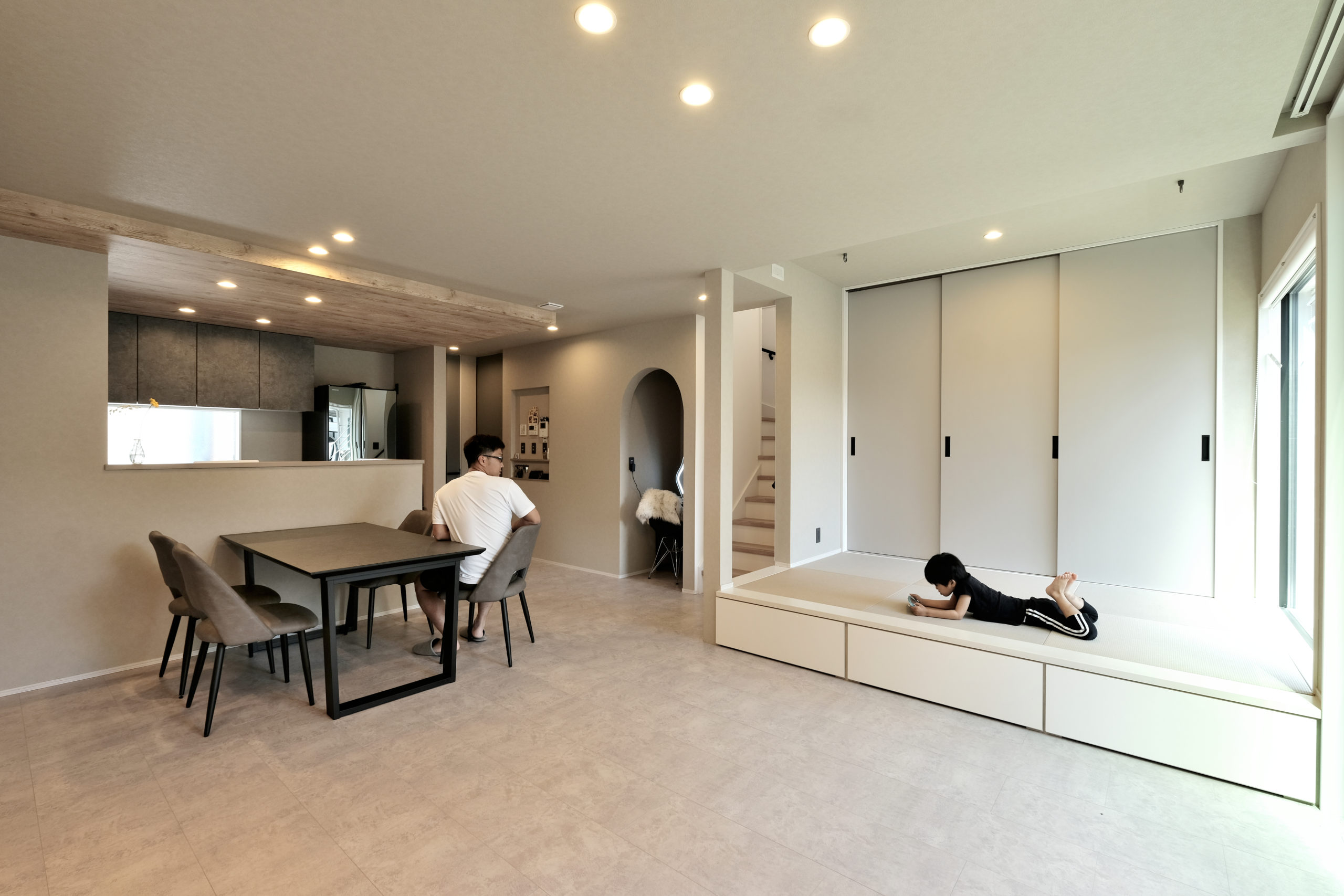 配色と採光にこだわったスタイリッシュな住空間