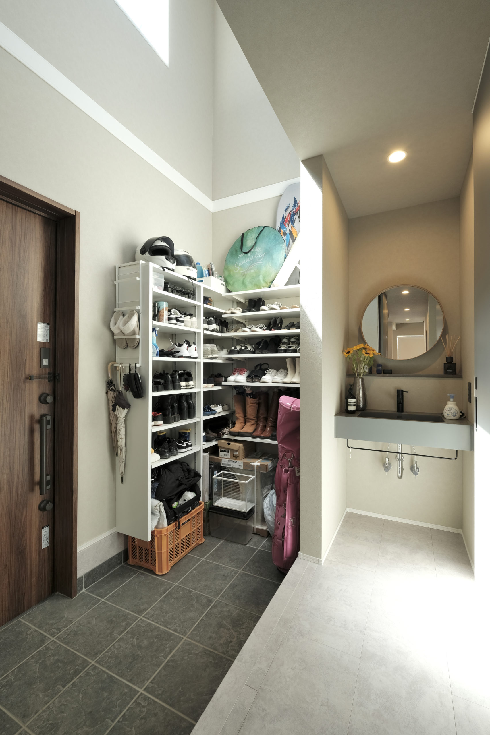 配色と採光にこだわったスタイリッシュな住空間