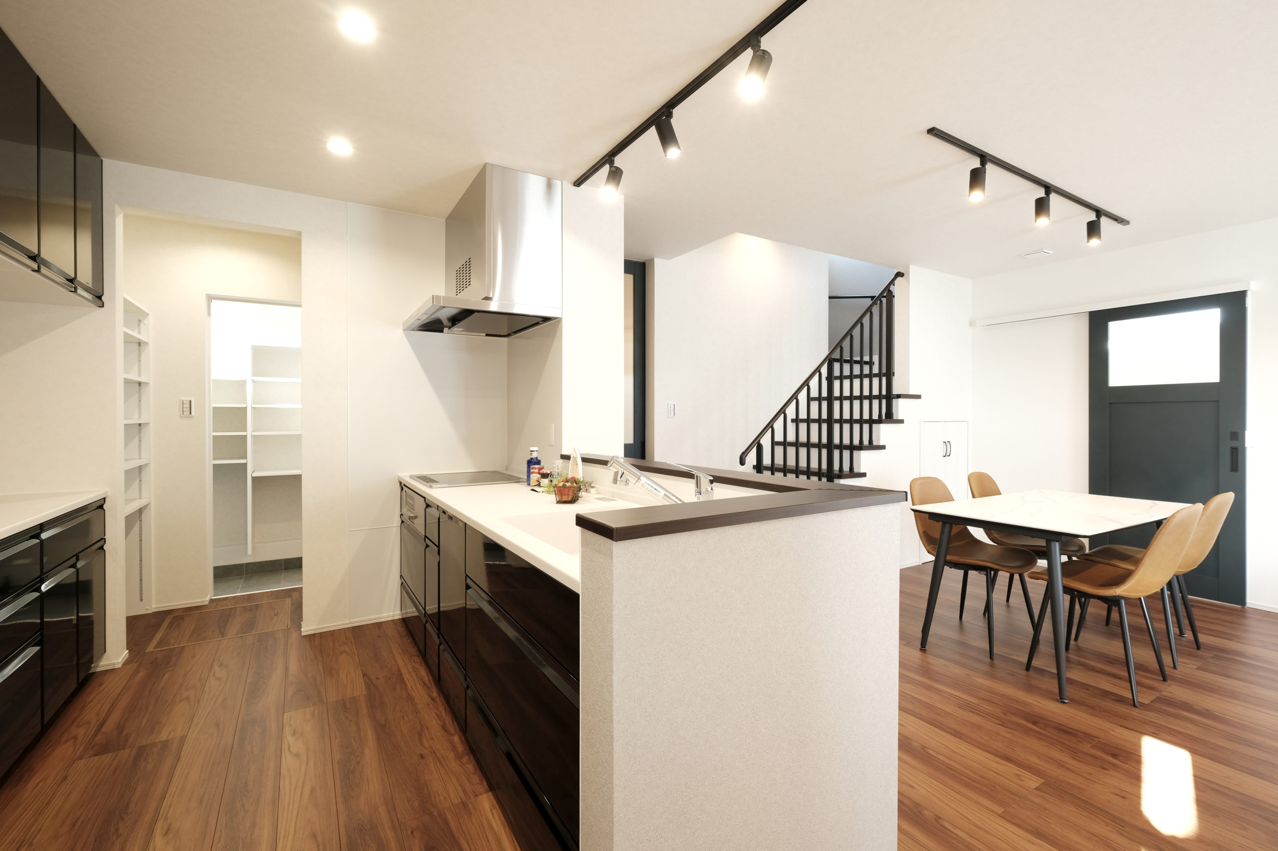 帰宅後の流れがスムーズに。回遊動線で軽やかに暮らす。